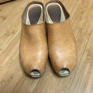BRYR Tan Chloe Clogs 41 peeptoe